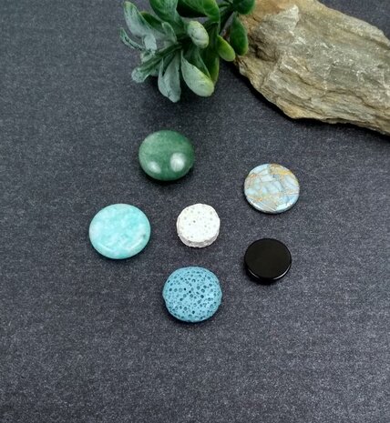 Geometric moon short necklace