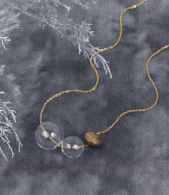 Short floating spheres necklace