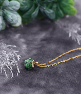 Short green stone golden necklace